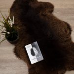 WOOOL Schapenvacht - Classic Bruin (Flat Lay)