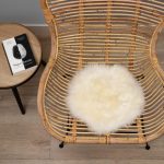 WOOOL Schapenvacht Chairpad - Classic Wit (Flat Lay)