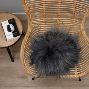 WOOOL Schapenvacht Chairpad - IJslands Donker Grijs (Flat Lay)