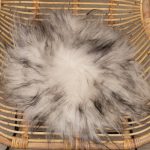 WOOOL Schapenvacht Chairpad - IJslands Wit Zwart (Close)