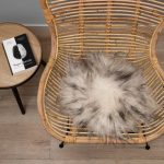 WOOOL Schapenvacht Chairpad - IJslands Wit Zwart (Flat Lay)
