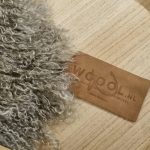 WOOOL Schapenvacht - Tibetaans Taupe (Label)