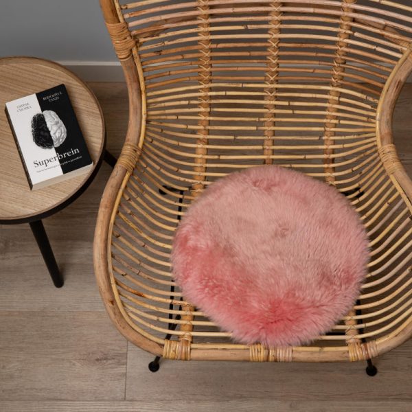 WOOOL Schapenvacht Chairpad - Australisch Roze (Flat Lay)