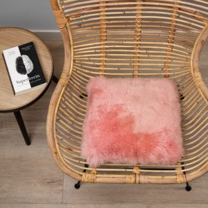 WOOOL Schapenvacht Kussen - Australisch Roze (Flat Lay)